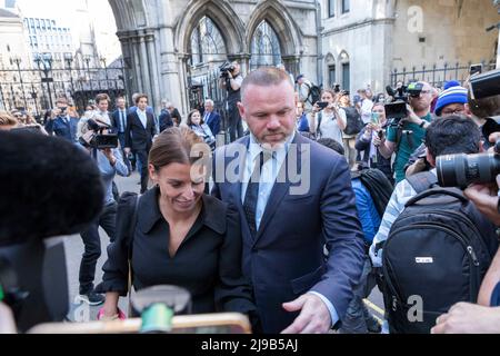 Coleen Rooney und Wayne Rooney verlassen die Royal Courts of Justice nach dem 6.-tägigen Prozess ‘Wagatha Christie’. Bild aufgenommen am 17.. Mai 20 Stockfoto
