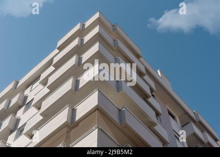 Ecke eines modernen europäischen Wohnhauses. Abstrakte Architektur, Fragment moderner urbaner Geometrie. Stockfoto