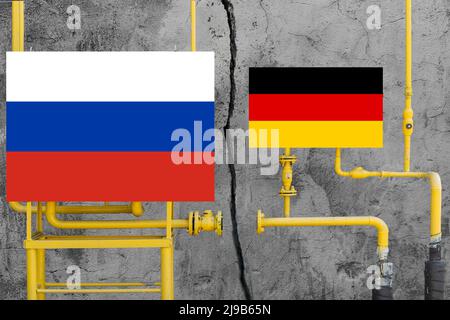 Tankstelle mit russischer und deutscher Flagge. Gasversorgungskonzept Stockfoto