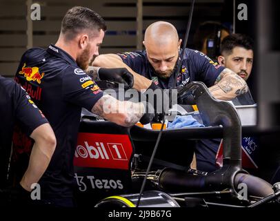 Barcelona, Spanien. 22. Mai 2022. BARCELONA - die Ingenieure von Red Bull Racing arbeiten am Heckflügel von Max Verstappens Auto, dessen beweglicher Abschnitt DRS gestern im Qualifying gescheitert ist, vor dem Grand Prix von Spanien F1 auf dem Circuit de Barcelona-Catalunya am 22. Mai 2022 in Barcelona, Spanien. REMKO DE WAAL Kredit: ANP/Alamy Live News Stockfoto