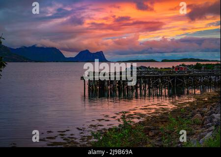 Farbenfroher Sonnenuntergang über einem hölzernen Steg auf der Insel Senja in Norwegen Stockfoto