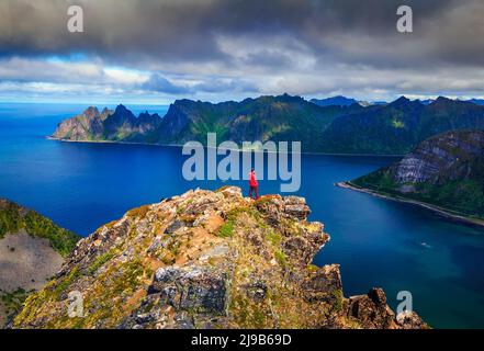 Wanderer auf dem Gipfel des Husfjellet auf der Insel Senja in Norwegen Stockfoto