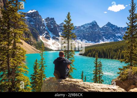 Wanderer genießen den Blick auf den Moraine See im Banff National Park Stockfoto