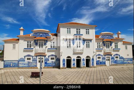 Aveiro, Portugal - 21.05.2022: Alter Aveiro Bahnhof mit typischen blauen Azulejos Fliesen. Portugal Stockfoto