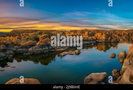 Farbenfroher Sonnenuntergang über dem Watson Lake in Prescott, Arizona Stockfoto