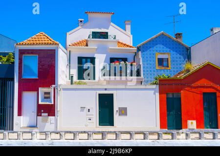 Aveiro, Portugal - 21.05.2022: Typisch portugiesische Wohngebäude in Aveiro Stockfoto