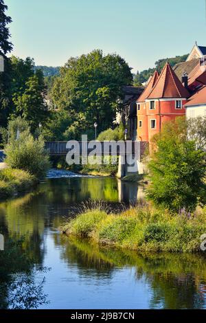 Der farbenfrohe, berühmte Biertor mit der Brücke über den Regen in Cham, einer Stadt in der Oberpfalz, Bayern, Deutschland. Bild aus der öffentlichen Grou Stockfoto