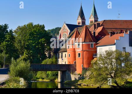 Der farbenfrohe, berühmte Biertor mit der Brücke über den Regen in Cham, einer Stadt in der Oberpfalz, Bayern, Deutschland. Eine Kirche im Hintergrund. Stockfoto