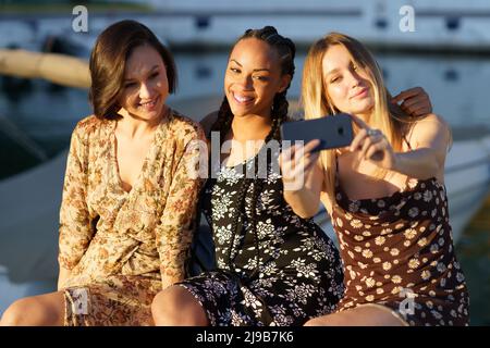 Junge, vielfältige Frauen, die sich selbst porträtieren Stockfoto