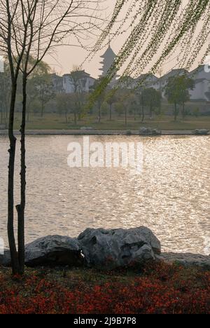 Blick auf den Hanshan Tempel von der anderen Seite des Flusses. Suzhou, China Stockfoto