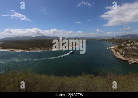 Blick auf den Eingang zur Bucht von Santiago de Cuba, Kuba Stockfoto