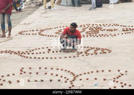 Dekoration von leerer Diya oder irdenen Lampe in varanasi indien während der DEV diwali Feier Stockfoto