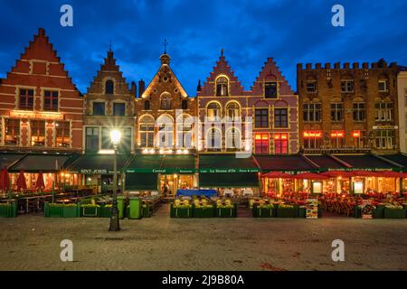 Brügge Grote markt berühmter Touristenort mit vielen Cafés und Restaurants am Abend Stockfoto