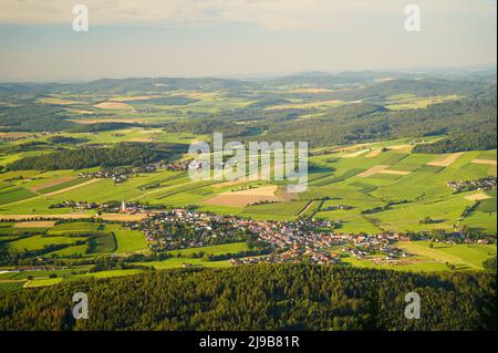 Blick vom Berg hoher Bogen nach Neukirchen beim Heiligen Blut, einer Kleinstadt im Bayerischen Wald. Lamer Winkel, Kreis Cham, Oberpfalz, B Stockfoto