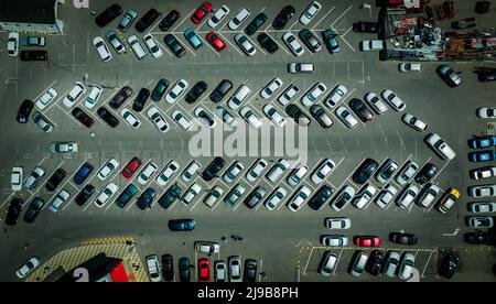 Draufsicht von oben von Drohne auf Parkplatz mit vielen Autos Stockfoto