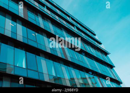 Blick von der Unterseite auf das neue Business Center des Wolkenkratzers Stockfoto