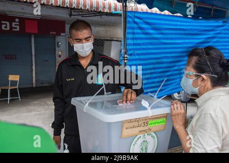 Bangkok, Thailand. 22.. Mai 2022. Der thailändische Soldat sah, wie er während der Wahl zum neuen Gouverneur von Bangkok in einem Wahllokal seine Stimme abgegeben hatte. Wahl zum neuen Gouverneur von Bangkok in Bangkok. Es wird die erste dieser Wahlen seit neun Jahren seit 2013 sein, nachdem das Militär beim Putsch von 2014 die Macht ergriffen hat. (Foto von Peerapon Boonyakiat/SOPA Image/Sipa USA) Quelle: SIPA USA/Alamy Live News Stockfoto