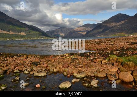 Foto des Blickes über Loch Duich nach Morvich von Ratagan in Kintail, Schottland, Großbritannien Stockfoto