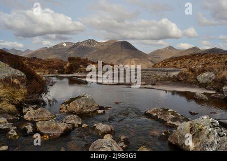 Foto der Aussicht von der Spitze eines Wasserfalls mit Berggipfeln in der Ferne, aufgenommen in den West Highlands von Schottland Stockfoto