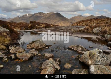 Foto der Aussicht von der Spitze eines Wasserfalls mit Berggipfeln in der Ferne, aufgenommen in den West Highlands von Schottland Stockfoto