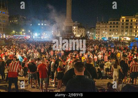 21/05/22, Sunderland AFC-Fans feiern bis in die Nacht auf dem Trafalgar Square, nachdem sie zur Meisterschaft befördert wurden Stockfoto