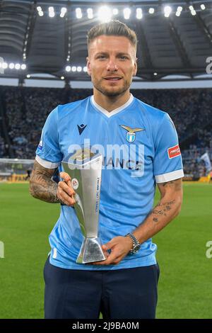 Foto Fabrizio Corragetti / LaPresse21 Maggio 2022 Roma, Italia Sport calcio SS Lazio vs Hellas Verona - Campionato di calcio Serie A Tim 2021/2022 - Stadio Olimpico. Nella foto: Ciro immobile MVP Serie A Tim 2021/2022 21.. Mai 2022 Rom, Italien Sportfußball SS Lazio vs Hellas Verona - Italienische Fußballmeisterschaft League A Tim 2021/2022 - Olimpico Stadion im Bild: Ciro immobile MVP Serie A Tim 2021/2022 Stockfoto