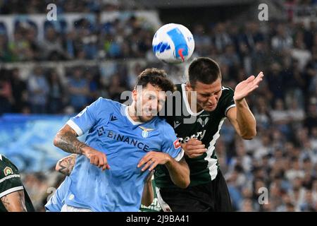 Foto Fabrizio Corragetti / LaPresse21 Maggio 2022 Roma, Italia Sport calcio SS Lazio vs Hellas Verona - Campionato di calcio Serie A Tim 2021/2022 - Stadio Olimpico. Nella foto: Danilo Cataldi (SS Lazio) Diego Coppola (Hellas Verona FC) 21.. Mai 2022 Rom, Italien Sportfußball SS Lazio vs Hellas Verona - Italienische Fußball-Liga A Tim 2021/2022 - Olympiastadion im Bild: Danilo Cataldi (SS Lazio) Diego Coppola (Hellas Verona FC) Stockfoto