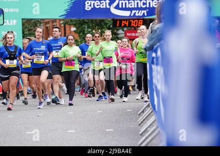 Freya Lewis (Mitte) trifft auf mehr als 20.000 Fahrer beim Great Manchester Run durch das Stadtzentrum von Manchester, um den fünfjährigen Jahrestag des Bombenanschlags in der Manchester Arena zu feiern. Frau Lewis, 19, die nach mehreren Verletzungen, Brüchen und Verbrennungen beim Bombenanschlag wieder gehen lernte, wird für die Royal Manchester Children's Hospital Charity Rennen, die ihr das Leben rettete. Bilddatum: Sonntag, 22. Mai 2022. Stockfoto