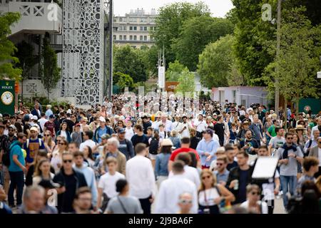 Paris, Frankreich. 22.. Mai 2022. Tennis: Grand Slam, French Open. Zuschauer laufen um den Turnierplatz im Stade Roland Garros. Quelle: Frank Molter/dpa/Alamy Live News Stockfoto