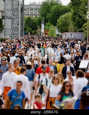 Paris, Frankreich. 22.. Mai 2022. Tennis: Grand Slam, French Open. Zuschauer laufen um den Turnierplatz im Stade Roland Garros. Quelle: Frank Molter/dpa/Alamy Live News Stockfoto