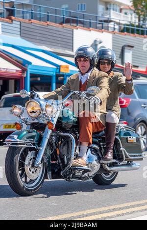 Southend on Sea, Essex, Großbritannien. 22.. Mai 2022. Die Stadt am Meer, heute City, ist kein Fremder von Motorradfahrten, aber der berühmte Gentleman’s Ride ist für den eleganten Fahrer konzipiert, bei dem Motorradfahrer beider Geschlechter in den Geist der Kleidung eintauchen, die dem Thema entspricht, wobei viele auf Oldtimer- und Oldtimer-Motorrädern stehen. Die Fahrer versammelten sich bei Shoeburyness, bevor sie an der Strandpromenade von Southend entlang fuhren. Die Veranstaltung hat Geld für die Gesundheitsorganisationen der Movember-Männer gesammelt und ist nur eine von vielen ähnlichen Fahrgeschäften, die weltweit stattfinden Stockfoto