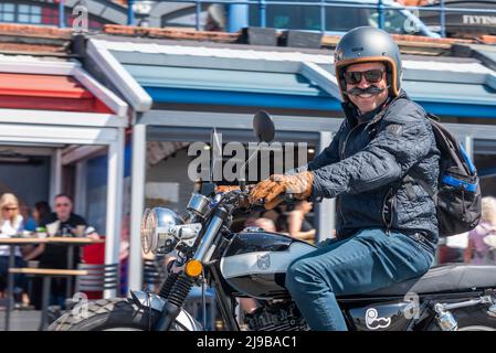 Southend on Sea, Essex, Großbritannien. 22.. Mai 2022. Die Stadt am Meer, heute City, ist kein Fremder von Motorradfahrten, aber der berühmte Gentleman’s Ride ist für den eleganten Fahrer konzipiert, bei dem Motorradfahrer beider Geschlechter in den Geist der Kleidung eintauchen, die dem Thema entspricht, wobei viele auf Oldtimer- und Oldtimer-Motorrädern stehen. Die Fahrer versammelten sich bei Shoeburyness, bevor sie an der Strandpromenade von Southend entlang fuhren. Die Veranstaltung hat Geld für die Gesundheitsorganisationen der Movember-Männer gesammelt und ist nur eine von vielen ähnlichen Fahrgeschäften, die weltweit stattfinden Stockfoto