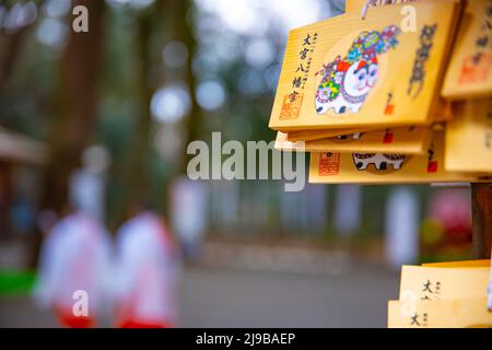 Votivtafeln am Oomiya hachiman-Schrein in Tokio Stockfoto