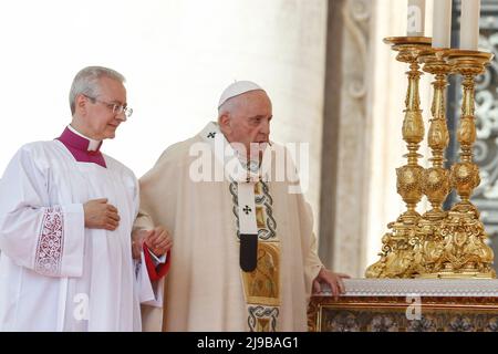 Vatikanstadt, Vatikan, 15.. Mai 2022. Papst Franziskus nimmt an einer Heiligsprechung von zehn neuen Heiligen auf dem Petersplatz Teil. Stockfoto