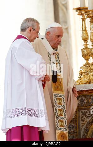 Vatikanstadt, Vatikan, 15.. Mai 2022. Papst Franziskus nimmt an einer Heiligsprechung von zehn neuen Heiligen auf dem Petersplatz Teil. Stockfoto