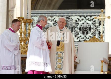 Vatikanstadt, Vatikan, 15.. Mai 2022. Papst Franziskus nimmt an einer Heiligsprechung von zehn neuen Heiligen auf dem Petersplatz Teil. Stockfoto