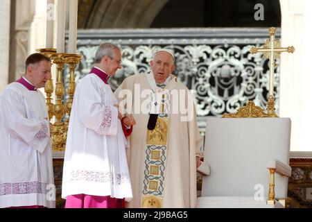 Vatikanstadt, Vatikan, 15.. Mai 2022. Papst Franziskus nimmt an einer Heiligsprechung von zehn neuen Heiligen auf dem Petersplatz Teil. Stockfoto