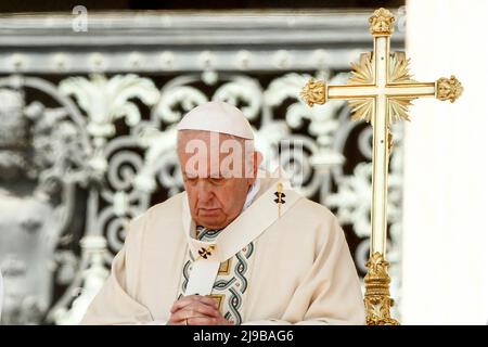 Vatikanstadt, Vatikan, 15.. Mai 2022. Papst Franziskus nimmt an einer Heiligsprechung von zehn neuen Heiligen auf dem Petersplatz Teil. Stockfoto