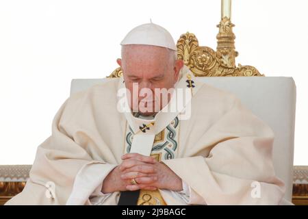 Vatikanstadt, Vatikan, 15.. Mai 2022. Papst Franziskus nimmt an einer Heiligsprechung von zehn neuen Heiligen auf dem Petersplatz Teil. Stockfoto