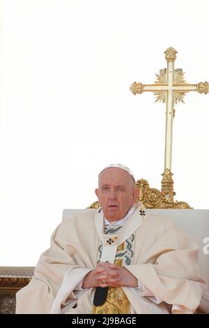 Vatikanstadt, Vatikan, 15.. Mai 2022. Papst Franziskus nimmt an einer Heiligsprechung von zehn neuen Heiligen auf dem Petersplatz Teil. Stockfoto