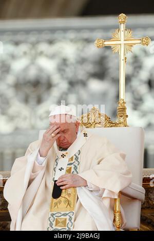 Vatikanstadt, Vatikan, 15.. Mai 2022. Papst Franziskus nimmt an einer Heiligsprechung von zehn neuen Heiligen auf dem Petersplatz Teil. Stockfoto