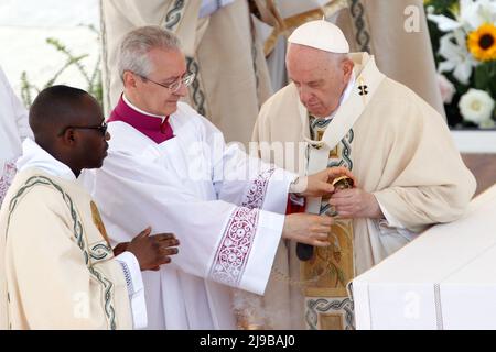 Vatikanstadt, Vatikan, 15.. Mai 2022. Papst Franziskus nimmt an einer Heiligsprechung von zehn neuen Heiligen auf dem Petersplatz Teil. Stockfoto