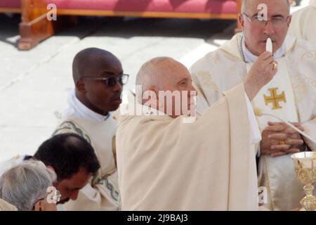 Vatikanstadt, Vatikan, 15.. Mai 2022. Papst Franziskus nimmt an einer Heiligsprechung von zehn neuen Heiligen auf dem Petersplatz Teil. Stockfoto