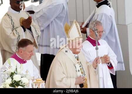 Vatikanstadt, Vatikan, 15.. Mai 2022. Papst Franziskus nimmt an einer Heiligsprechung von zehn neuen Heiligen auf dem Petersplatz Teil. Stockfoto