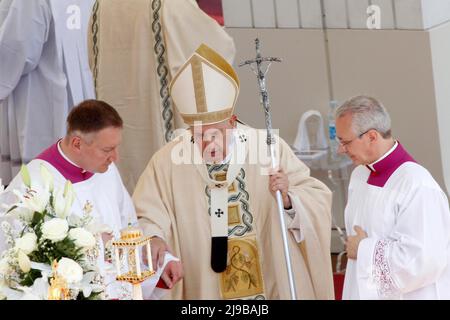 Vatikanstadt, Vatikan, 15.. Mai 2022. Papst Franziskus nimmt an einer Heiligsprechung von zehn neuen Heiligen auf dem Petersplatz Teil. Stockfoto