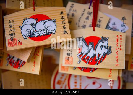 Votivtafeln am Oomiya hachiman-Schrein in Tokio Stockfoto