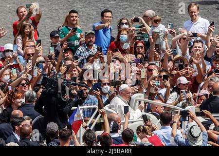 Vatikanstadt, Vatikan, 15.. Mai 2022. Papst Franziskus begrüßt die Gläubigen am Ende einer Heiligsprechungsmesse von zehn neuen Heiligen auf dem Petersplatz. Stockfoto
