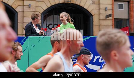 Der Vorsitzende des Stadtrats von Manchester, Bev Craig, und Freya Lewis (rechts hinten), starten den Great Manchester Run durch das Stadtzentrum von Manchester, um den fünfjährigen Jahrestag des Bombenanschlags in der Manchester Arena zu begehen. Frau Lewis, 19, die nach mehreren Verletzungen, Brüchen und Verbrennungen beim Bombenanschlag wieder gehen lernte, wird für die Royal Manchester Children's Hospital Charity Rennen, die ihr das Leben rettete. Bilddatum: Sonntag, 22. Mai 2022. Stockfoto