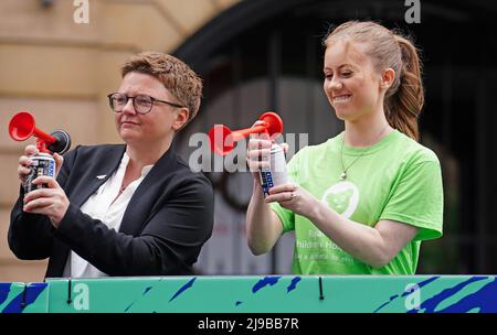 Der Vorsitzende des Stadtrats von Manchester, Bev Craig, und Freya Lewis (rechts), starten den Great Manchester Run durch das Stadtzentrum von Manchester, um den fünfjährigen Jahrestag des Bombenanschlags in der Manchester Arena zu begehen. Frau Lewis, 19, die nach mehreren Verletzungen, Brüchen und Verbrennungen beim Bombenanschlag wieder gehen lernte, wird für die Royal Manchester Children's Hospital Charity Rennen, die ihr das Leben rettete. Bilddatum: Sonntag, 22. Mai 2022. Stockfoto