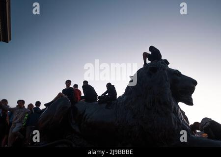 21/05/22, Sunderland AFC-Fans feiern bis in die Nacht auf dem Trafalgar Square, nachdem sie zur Meisterschaft befördert wurden Stockfoto